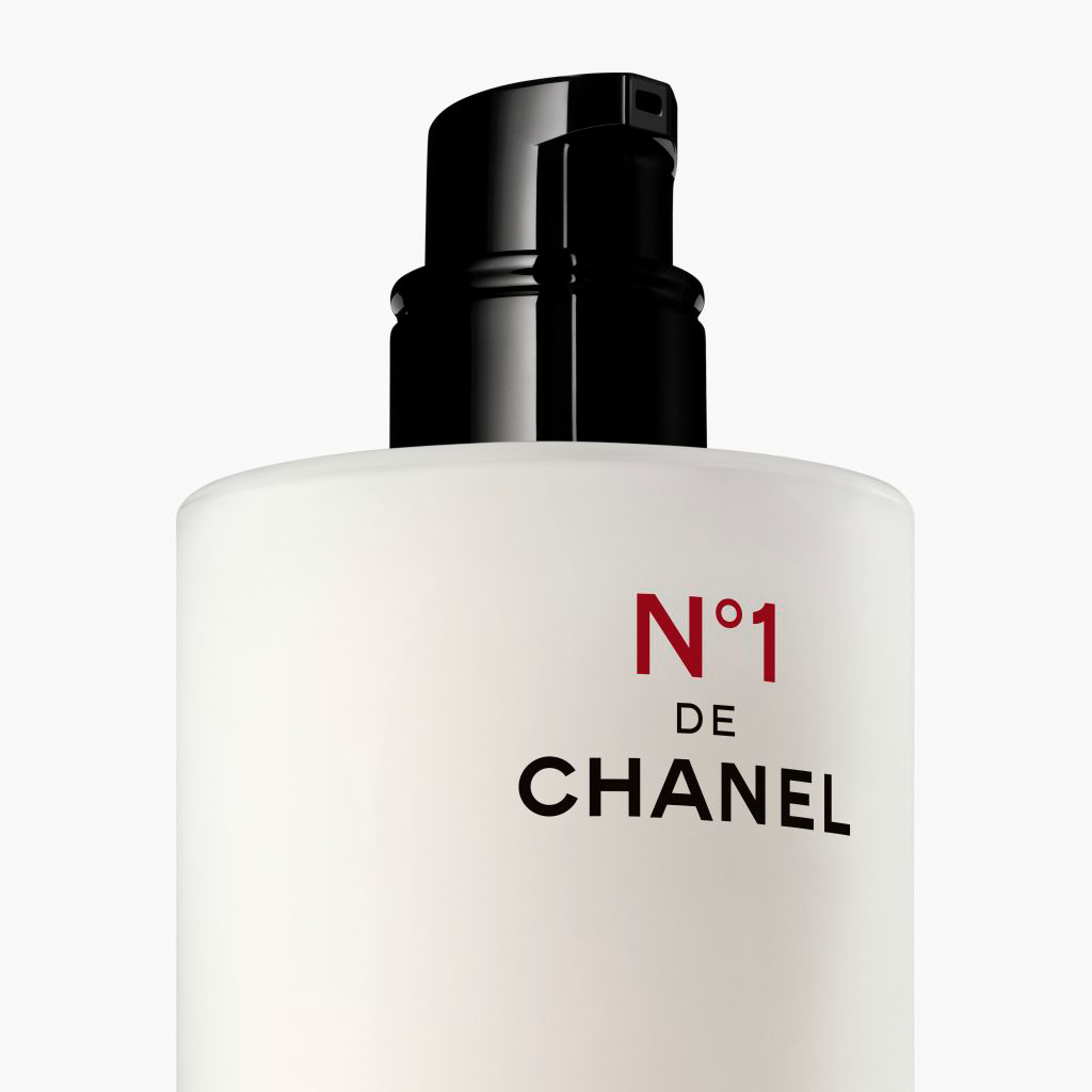 CHANEL N°1 DE CHANEL POLSTERT AUF – GLEICHT AUS – SCHENKT STRAHLKRAFT