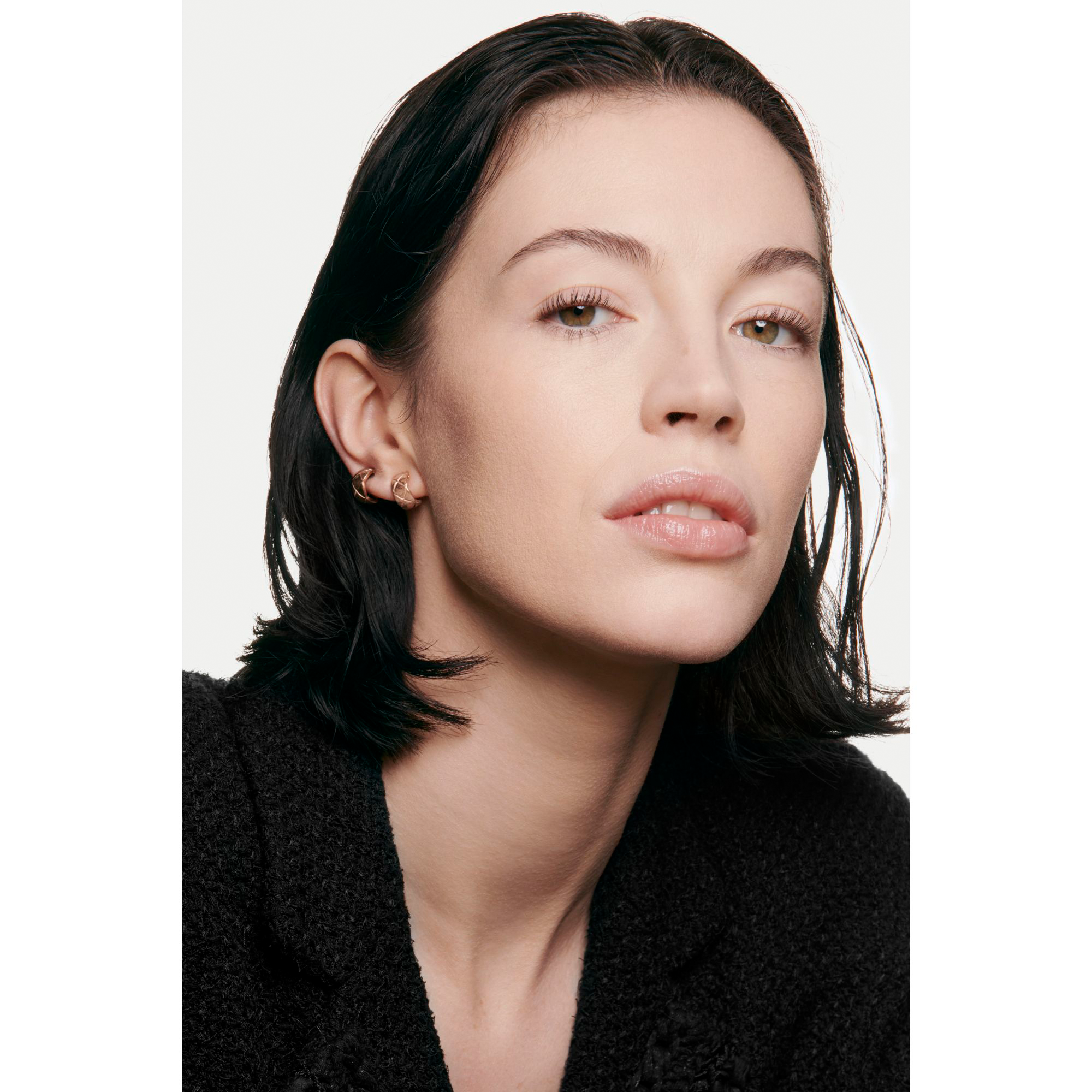 CHANEL ULTRA LE TEINT VELVET FOUNDATION MIT WEICHZEICHNEREFFEKT. SAMTIG-MATTES FINISH.