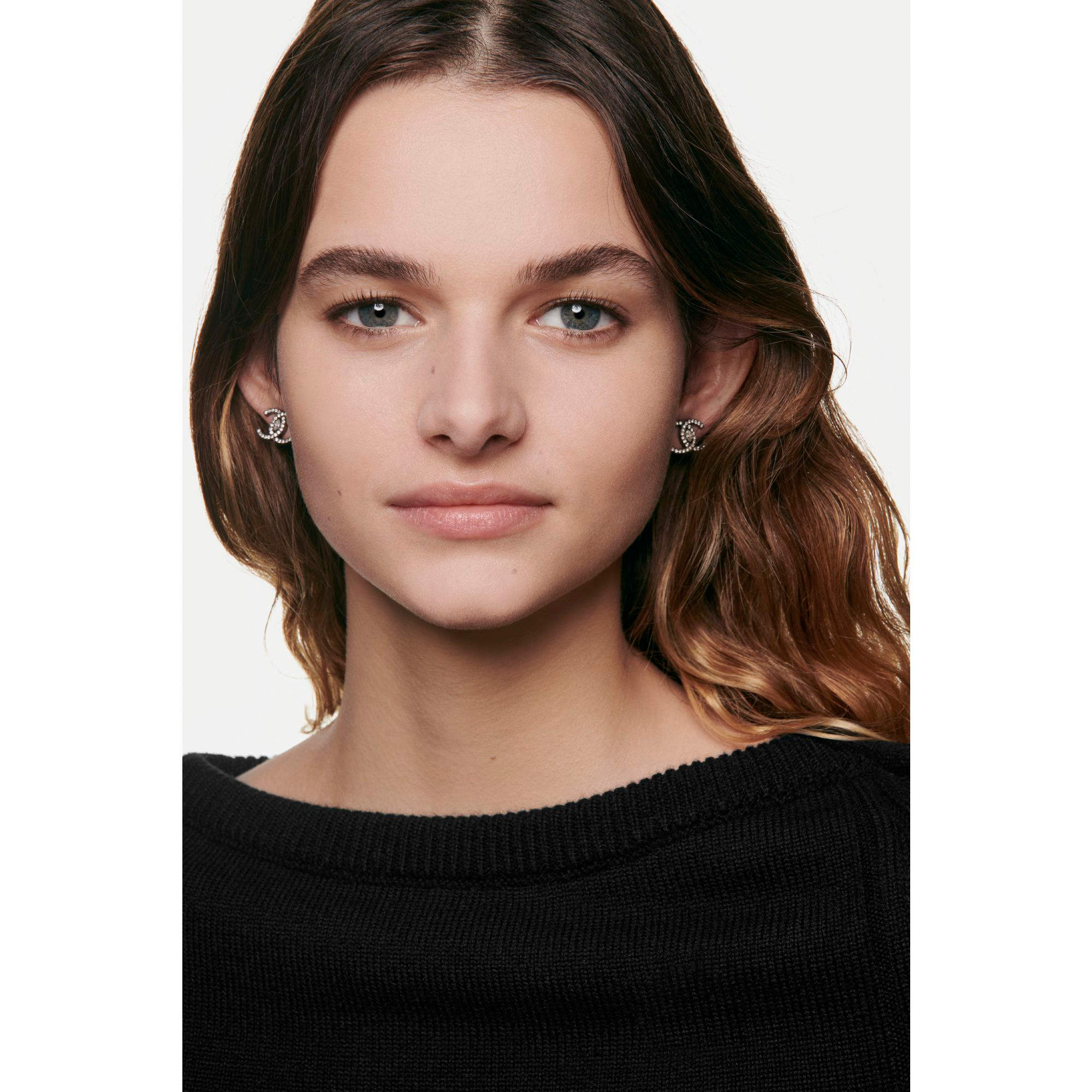 CHANEL ULTRA LE TEINT VELVET FOUNDATION MIT WEICHZEICHNEREFFEKT. SAMTIG-MATTES FINISH.