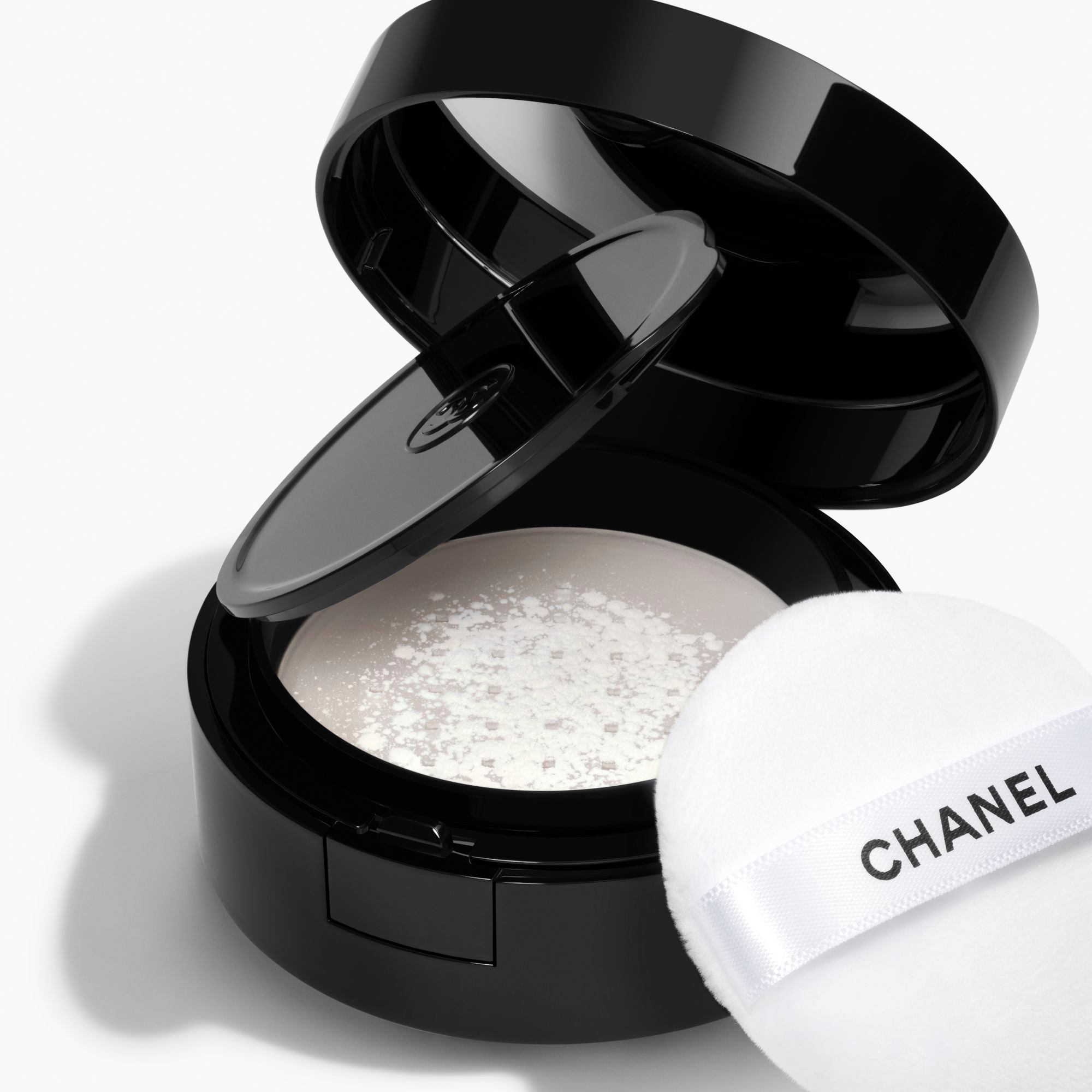 CHANEL POUDRE UNIVERSELLE LIBRE LOSER PUDER MIT NATÜRLICHEM FINISH. REISEGRÖSSE
