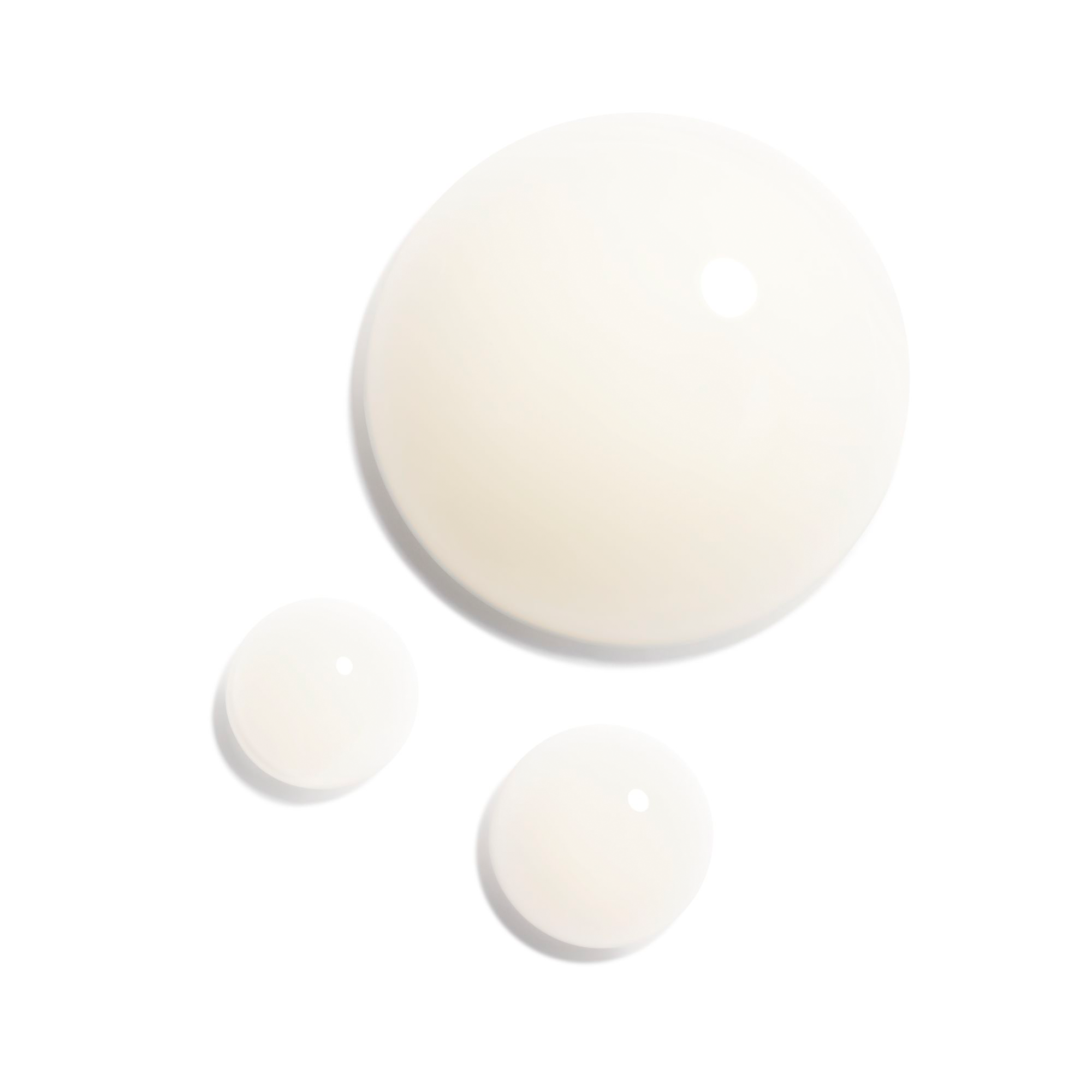 CHANEL N°1 DE CHANEL REVITALISIERENDES AUGENSERUM GLÄTTET – ERFRISCHT – ÖFFNET DEN BLICK