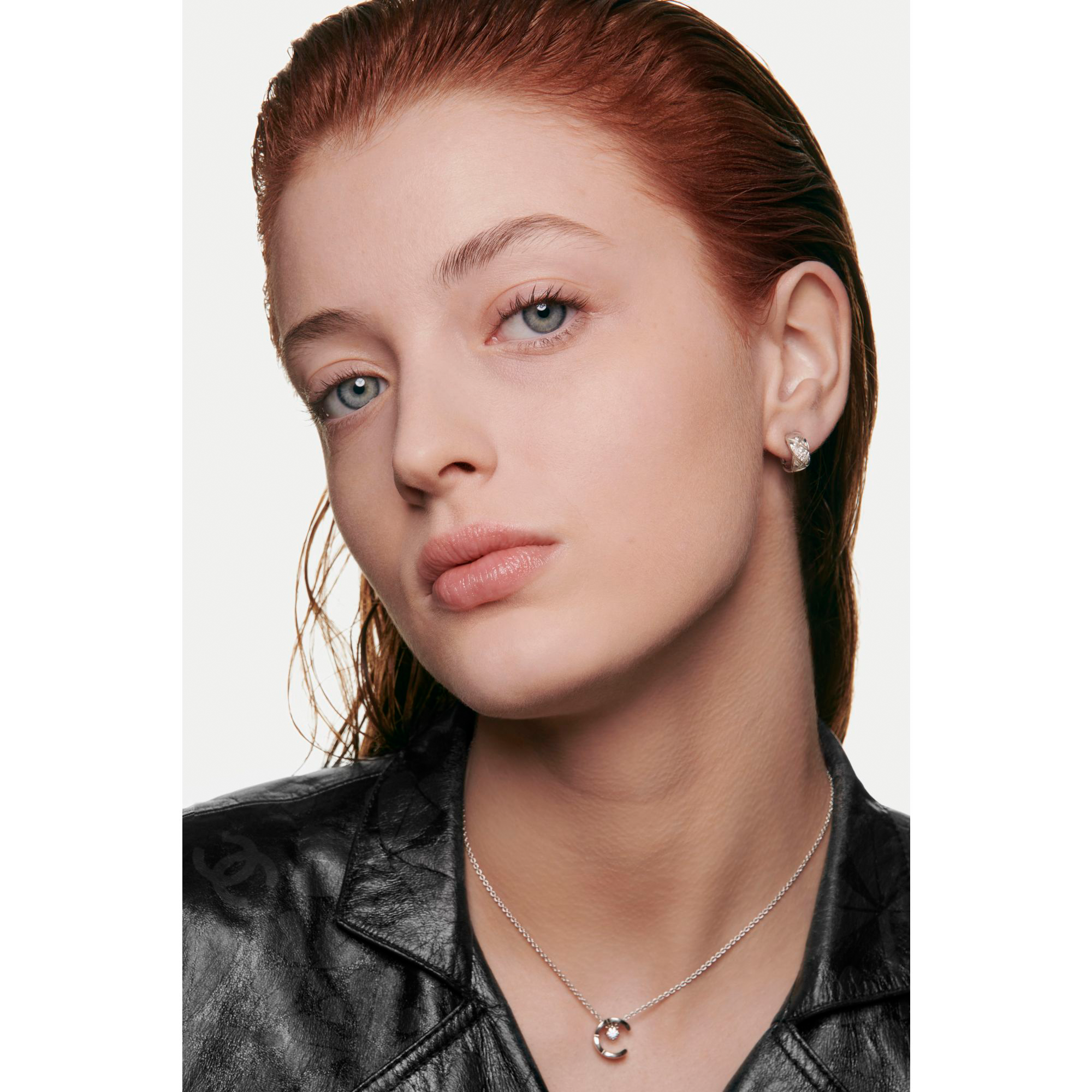 CHANEL ULTRA LE TEINT VELVET FOUNDATION MIT WEICHZEICHNEREFFEKT. SAMTIG-MATTES FINISH.