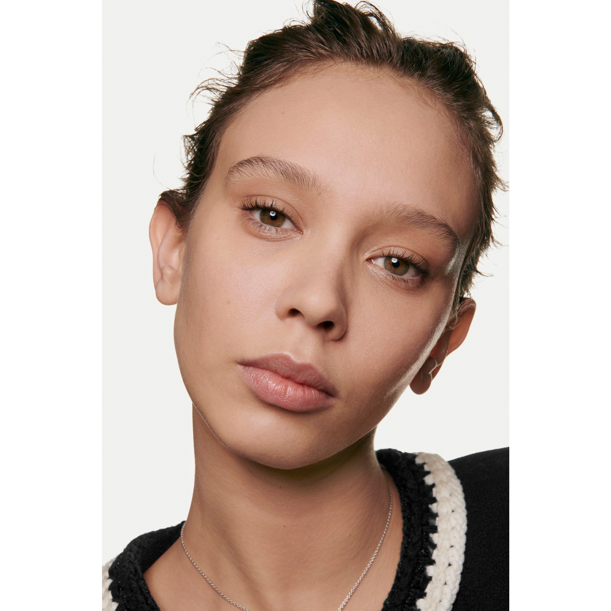 CHANEL ULTRA LE TEINT VELVET FOUNDATION MIT WEICHZEICHNEREFFEKT. SAMTIG-MATTES FINISH.