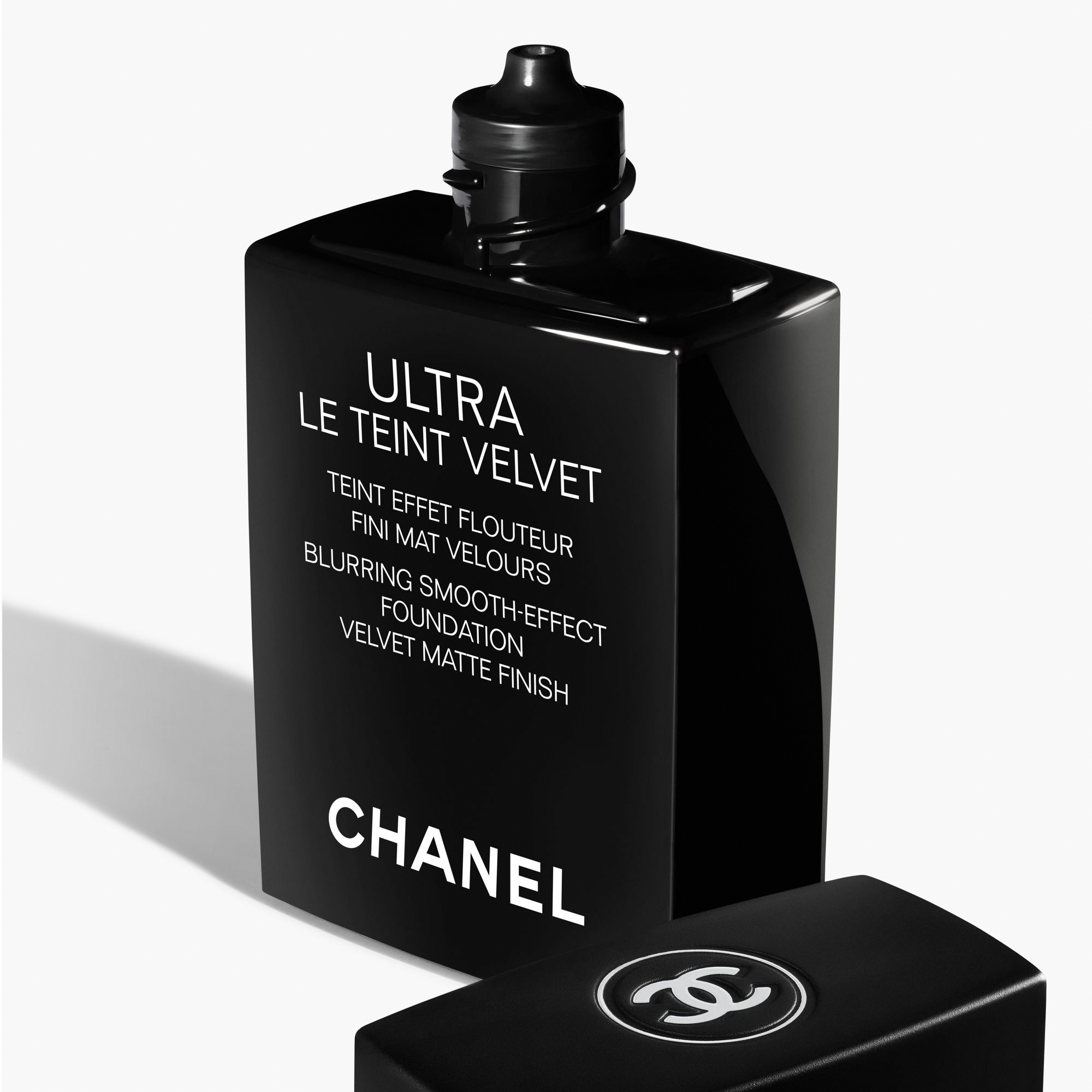 CHANEL ULTRA LE TEINT VELVET FOUNDATION MIT WEICHZEICHNEREFFEKT. SAMTIG-MATTES FINISH.